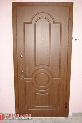 Железная дверь с отделкой МДФ цвета миланский орех