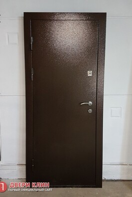 Узкая дверь эконом класса с антивандальным порошковым напыленем