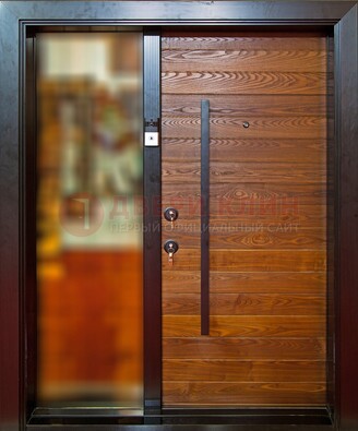 Коричневая входная дверь c МДФ панелью и стеклом ЧД-38 в частный дом в Котельниках