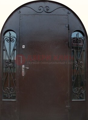 Арочная дверь со стеклом и ковкой ДА-16 под старину в Мурманске