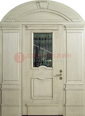 Белая входная дверь массив со стеклом и ковкой ДА-49 в Котельниках