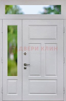 Белая полуторная железная дверь со стеклом и фрамугами ДФГ-10 в Выборге