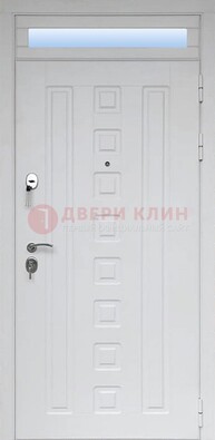 Белая металлическая дверь с фрамугой для коттеджа ДФГ-21 в Казани