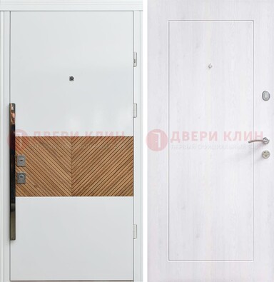 Белая железная дверь МДФ горизонтальной вставкой ДМ-265 в Котельниках