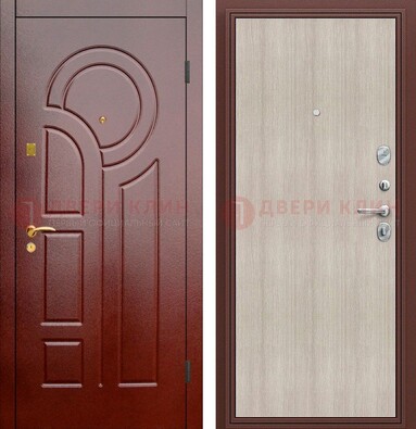 Красная металлическая дверь с МДФ панелями ДМ-368 в Пскове