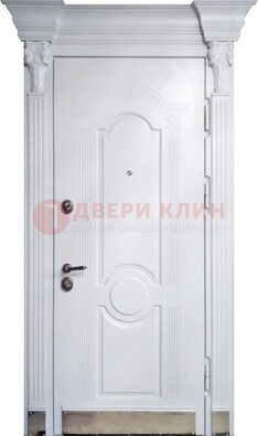 Белая металлическая дверь с массивом дуба для дома ДМД-59 в Котельниках