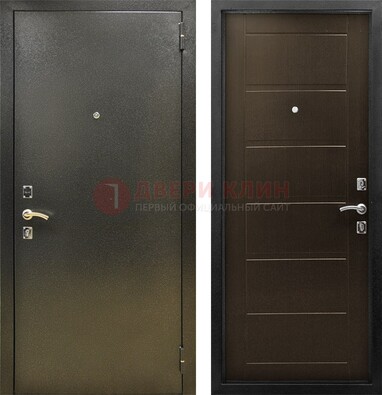 Темная металлическая дверь с порошковым напылением ДП-105 в Гатчине