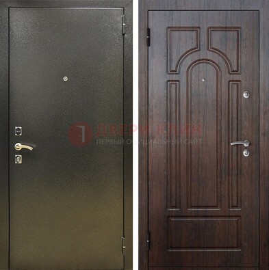 Железная темно-серая дверь с порошковым напылением и МДФ Тисненый орех ДП-275 в Котельниках