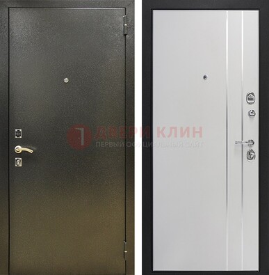 Железная темная дверь с порошковым покрытием и белая МДФ с молдингами  ДП-296 в Котельниках