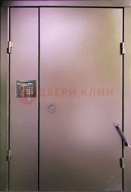 Коричневая стальная дверь в подъезд ДПД-1 в Великом Новгороде