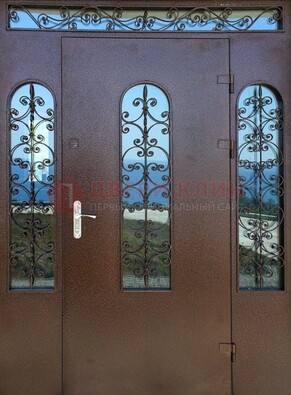 Железная парадная дверь со стеклом и ковкой ДПР-16 для общественных зданий в Котельниках