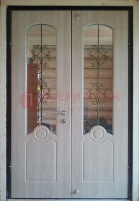 Парадная дверь со стеклянными вставками и ковкой ДПР-23 в деревянный дом в Котельниках