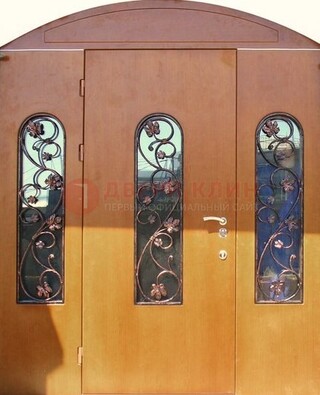 Парадная дверь со стеклянными вставками и ковкой ДПР-28 в общественное здание в Апрелевке