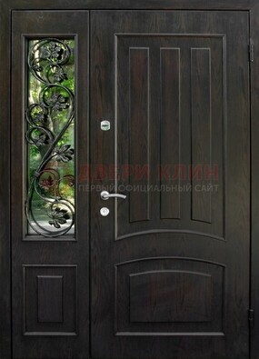 Парадная дверь со стеклянными вставками и ковкой ДПР-31 в кирпичный дом в Видном