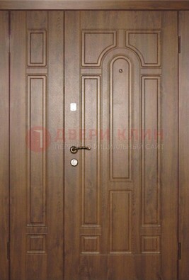 Двухстворчатая коричневая парадная дверь ДПР-48 в Апрелевке