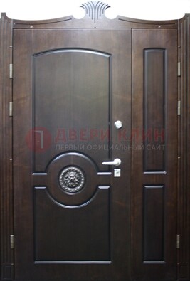 Коричневая парадная дверь с украшением ДПР-52 с утеплением в Балашихе