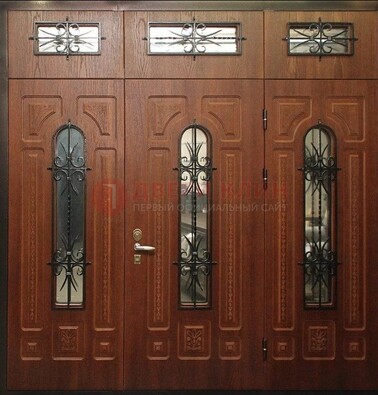 Парадная дверь с металлическими вставками и ковкой ДПР-72 в дом в Новосибирске