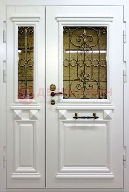 Белая парадная металлическая дверь со стеклом и ковкой ДПР-83 в Котельниках
