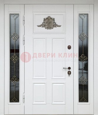 Белая входная парадная дверь со стеклом и ковкой ДПР-92 в Котельниках