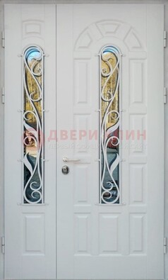 Распашная стальная дверь со стеклом и ковкой в белом цвете ДСК-120 в Вологде