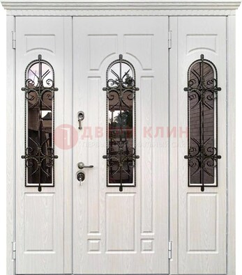 Белая распашная стальная дверь со стеклом и ковкой ДСК-125 в Выборге