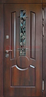 Темная железная дверь со стеклом и ковкой для кирпичного дома ДСК-136 в Котельниках