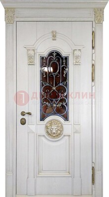 Белая железная дверь со стеклом и ковкой для кирпичного дома ДСК-155 в Котельниках