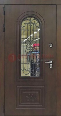 Классическая стальная дверь со стеклом и ковкой для коттеджа ДСК-178 в Балашихе