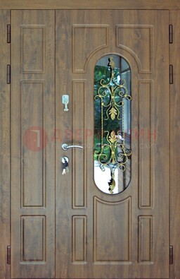 Коричневая полуторная дверь со стеклом и ковкой ДСК-198 В Ижевске