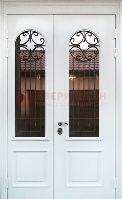 Белая стальная дверь стекло с ковкой и филенкой ДСК-201 в Котельниках