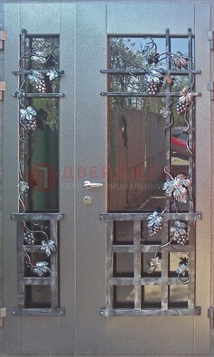Распашная уличная дверь Порошок со стеклом и ковкой ДСК-221 в Балашихе