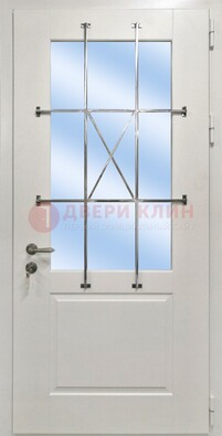 Белая простая железная дверь Винорит со стеклом и ковкой ДСК-257 в Дмитрове
