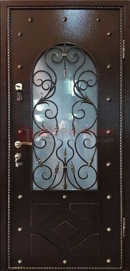 Влагостойкая дверь со стеклом и ковкой с декором ДСК-37 в Красногорске