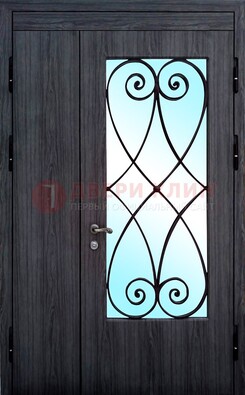 Стальная дверь со стеклом и ковкой ДСК-69 в деревянный дом в Звенигороде