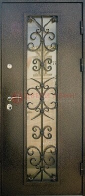 Входная дверь Дверь со стеклом и ковкой черного цвета ДСК-76 для веранды в Котельниках