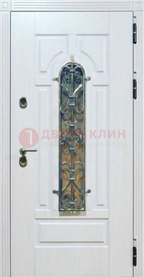 Белая остекленная металлическая дверь с ковкой ДСК-98 в Котельниках