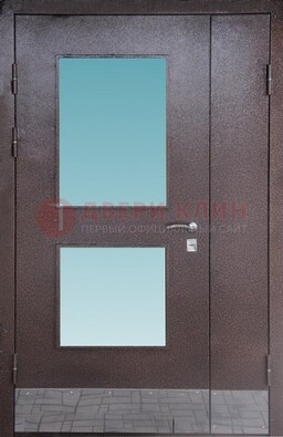 Коричневая тамбурная дверь со стеклянными вставками ДТМ-21 в Котельниках