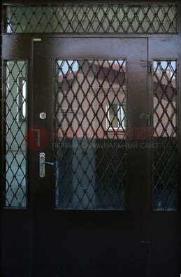 Коричневая тамбурная дверь со стеклянными вставками и ковкой ДТМ-32 в Котельниках