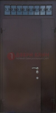 Коричневая тамбурная дверь со стеклянными вставками и ковкой ДТМ-39 в Краснодаре