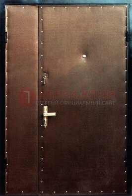 Коричневая тамбурная дверь с оформлением ДТМ-40 в Котельниках
