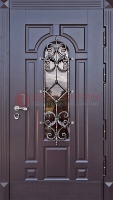 Темная уличная дверь с виноритом и стеклом с ковкой ДВТ-164 в Рузе