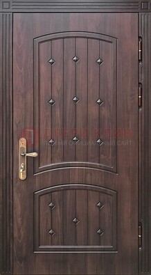 Коричневая уличная дверь с виноритом для дома ДВТ-235 в Котельниках
