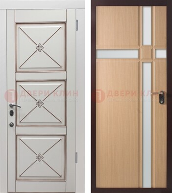 Белая уличная дверь с зеркальными вставками внутри ДЗ-94 в Нижнем Новгороде