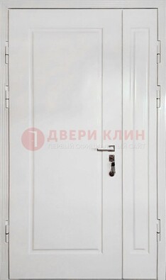 Полуторная металлическая дверь с МДФ в белом цвете ПЛ-24 в Липецке