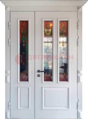 Белая полуторная металлическая дверь с витражом ВЖ-12 в Санкт-Петербурге