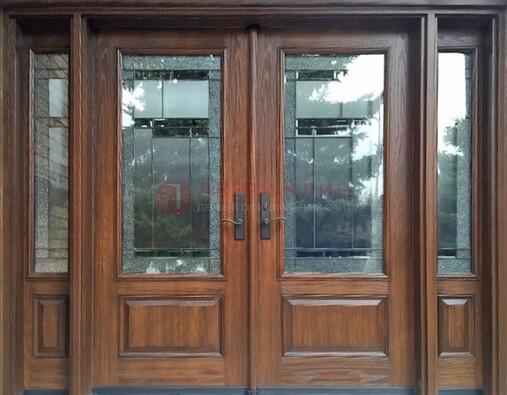 Распашная стальная дверь с массивом с витражом и фрамугами ВЖ-21 в Котельниках