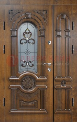 Коричневая двухстворчатая железная дверь с МДФ и витражом ВЖ-32 в Сергиевом Посаде