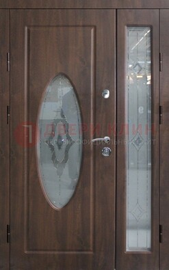 Коричневая двухстворчатая железная дверь с МДФ и витражом ВЖ-33 в Волгограде